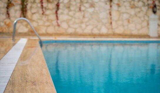 Piscinas Lara explica cómo recuperar el agua de la piscina después de las tormentas