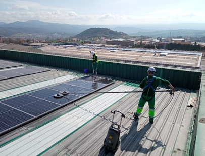 Tot-Net se especializa en la limpieza técnica de placas solares