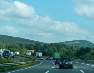 El envejecido parque móvil y las deficiencias en las infraestructuras reabren el debate sobre la seguridad vial en la época del año con más desplazamientos, según SMA Road Safety
