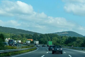El envejecido parque móvil y las deficiencias en las infraestructuras reabren el debate sobre la seguridad vial en la época del año con más desplazamientos, según SMA Road Safety