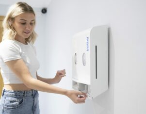 Vuelta al cole: 4 razones por las que contar con dispensadores de higiene menstrual en los baños de los centros académicos