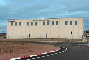 Tecnyvan inicia producción en su nueva fábrica de cubiertas para piscinas en Salamanca