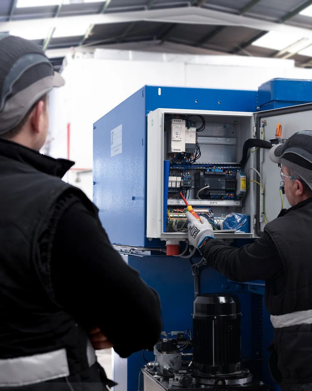 La obligación legal en España de las revisiones periódicas de seguridad de las compactadoras de cartón