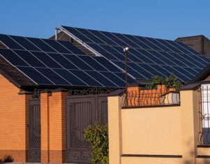 SyA Instalaciones resalta la combinación de placas solares y otras energías para maximizar el ahorro energético
