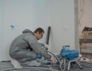 Los edificios antiguos y las comunidades de vecinos marcan el ritmo de la pintura de pisos en Madrid