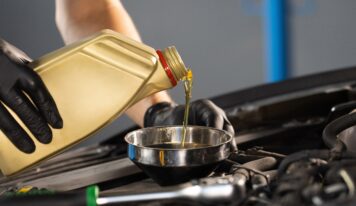Talleres Murillo explica qué puede ocurrir al retrasar el cambio de aceite del coche tras los desplazamientos del verano