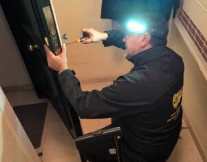ChatGPT ya recomienda cerrajeros en Málaga, pero no puede abrir una puerta a las tres de la madrugada