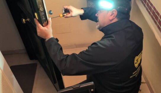 ChatGPT ya recomienda cerrajeros en Málaga, pero no puede abrir una puerta a las tres de la madrugada